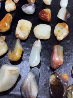 玉兴寻玉行:近年热门的和田玉 "藕粉料",以清新淡雅的粉白色调受青睐